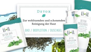 Im Fokus ist ein weißes Schild, auf dem in großen, blauen Buchstaben "Detox" steht und darunter ist in dem gleichen Blau-Ton ein Blatt platziert. Unter dem Blatt steht "Zur wohltuenden und schonenden Reinigung der Haut" und darunter wieder in blau "Bad / Bodylotion / Duschgel". Um das Schild herum sind die Produkte "Detox Bad Grüner Tee", "Detox Bodylotion Grüner Tee" und "Detox Duschgel Grüner Tee" platziert. Der Hintergrund zeigt eine bläuliche Flüssigkeit und auf dem Bild ist vereinzelt sowohl frischer als auch getrockneter grüner Tee verteilt.