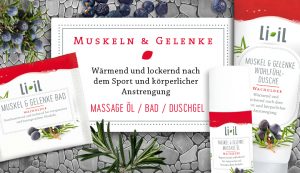 Im Fokus ist ein weißes Schild, auf dem in großen, roten Buchstaben "Muskeln und Gelenke" steht und darunter ist in dem gleichen Rot-Ton ein Blatt platziert. Unter dem Blatt steht "Wärmend und lockernd nach dem Sport und körperlicher Anstrengung" und darunter wieder in rot "Massage Öl / Bad / Duschgel". Um das Schild herum sind die Produkte "Muskel & Gelenke Bad Wacholder", "Muskel und Gelenke Massage Öl Wacholder" und "Muskel und Gelenke Wohlfühldusche Wacholder" platziert. Der Hintergrund ähnelt einer steinigen Mauer und auf dem Bild sind vereinzelt Wacholderzweige und Wacholderbeeren verteilt.