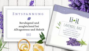Das Li-iL Lavendel Bad "Entspannung" liegt im Vordergrund. Neben dem Bad ist ein Kasten abgebildet, in dem oben in großer, violetter Schrift das Wort "Entspannung" steht. Darunter ist ein violettes Blatt abgebildet und darunter steht der Text "Beruhigend und ausgleichend bei Alltagsstress und Hektik" und darunter wieder in violetter Schrift das Wort "Bad". Am Rand des Bildes sind verschiedene Lavendelzweige, Zitrusfrüchte und verschiedene Blätter abgebildet.
