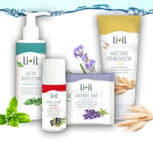 Die Produkte Detox Bodylotion "Grüner Tee", Muskel & Gelenke Massage Öl "Wacholder", Lavendel Bad "Entspannung" und die Hautzart Cremedusche "Hafer" stehen nebeneinander. Der Hintergrund ist weiß, aber am oberen Rand ist eine blaue Flüssigkeit abgebildet. Um die Produkte herum liegen Grüner Tee, Lavendel und Hafer.
