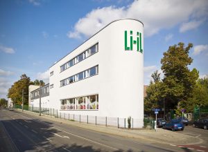 Abbildung des aktuellen Firmengebäudes der Li-iL GmbH, nachdem es modernisiert wurde.