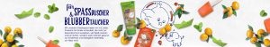 Banner zu der Kinder-Linie "Dreckspatz" von Dresdner Essenz: Im Fokus des Bildes ist das Dreckspatz Duschgel "Werde stark!" und das Dreckspatz Badesalz "Hab Mut!". Neben den abgebildeten Produkten ist eine Abbildung des Dreckspatzes, praktisch des Maskottchens, platziert und daneben steht ein fiktiver Elefant, welcher ebenfalls auf dem Produkt "Hab Mut" abgebildet ist. Links neben diesen Abbildungen und den Produkten steht groß der Schriftzug "Für Spaßduscher und Blubbertaucher!" und darunter in kleinerer Schrift der Text "Mit unserem Dreckspatz haben wir mit Liebe Produkte für Kinder entwickelt, die nicht nur besonders bunt aussehen, viel Spaß machen und toll duften, sondern auch natürlich gesund zur Kinderhaut und ökologisch nachhaltig zur Natur sind. Das gesamte Bild ist außerdem mit verschiedenen Deko-Elementen wie Papierbooten und Eis am Stiel verziert. Außerdem sind auf dem ganzen Bild dem Duft entsprechende Elemente platziert, wie beispielsweise Orangen und Minzblätter.