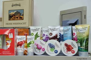 Abbildung der Dresdner Essenz Produkte. Einige Produkte, unter Anderem Lotionen, Handcremes, Duschgele und Geschenksets der Kosmetikmarke Dresdner Essenz stehen nebeneinander. Das Bild zeigt die Vielfalt von Dresdner Essenz.