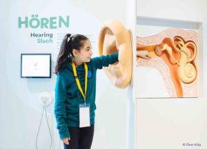 Ein Kind entdeckt im Hygienemuseum in Dresden wie das menschliche Ohr aufgebaut ist und kann sich diesen detailliert ansehen.