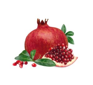 Abbildung eines ganzen Granatapfels. Vor dem Granatapfel liegt ein Stück eines aufgeschnittenen Granatapfels und die einzelnen Kerne sowie einige Blätter der Pflanze.