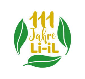Logo zum 111-jährigen Firmenjubiläum. Der Schriftzug "111 Jahre Li-iL" ist in gelber Schrift im Fokus. Der Schriftzug ist umgeben, von drei großen, grünen Blättern, die einen Kreis um diesen Schriftzug bilden.
