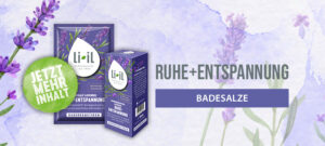 Das Badekonzentrat und das Badesalz Ruhe + Entspannung mit Lavendel ist abgebildet. In grauer Schrift steht daneben "Ruhe + Entspannung" und darunter in einem violetten Kästchen in weißer Schrift "Badesalze". Neben dem abgebildeten Badesalz ist ein grüner Kreis abgebildet, in dem der Text "Jetzt mehr Inhalt" in weißer Schrift steht. Der Hintergrund ist leicht violett und transparent und verschiedene Lavendel Zweige sind ebenfalls im Hintergrund zu erkennen, teilweise auch wieder leicht transparent.
