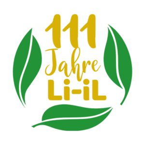 Logo zum 111-jährigen Firmenjubiläum. Der Schriftzug "111 Jahre Li-iL" ist in gelber Schrift im Fokus. Der Schriftzug ist umgeben, von drei großen, grünen Blättern, die einen Kreis um diesen Schriftzug bilden.