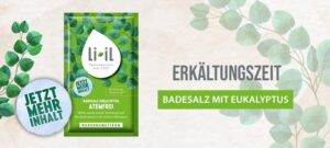 Das Badesalz Atemfrei mit Eukalyptus ist abgebildet. In grauer Schrift steht daneben "Erkältungszeit" und darunter in einem grünen Kästchen in weißer Schrift "Badesalz mit Eukalyptus". Neben dem abgebildeten Badesalz ist ein grauer Kreis abgebildet, in dem der Text "Jetzt mehr Inhalt" steht. Der Hintergrund ist leicht beige und transparent und verschiedene Eukalyptus Zweige sind ebenfalls im Hintergrund zu erkennen, teilweise auch wieder leicht transparent.