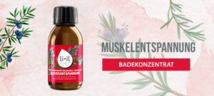 Der Badezusatz Muskelentspannung mit Wacholder ist abgebildet. In grauer Schrift steht daneben "Muskelentspannung" und darunter in einem roten Kästchen in weißer Schrift "Badekonzentrat". Der Hintergrund ist rötlich und leicht transparent und verschiedene Wacholder Zweige sind ebenfalls leicht transparent im Hintergrund zu erkennen.