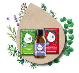 Die Li-iL Produkte Badesalz Eukalyptus Atemfrei, Badesalz Wacholder Muskelentspannung und Badekonzentrat Lavendel Ruhe + Entspannung stehen nebeneinander in einer großen, tropfenförmigen Form. Der Tropfen ist umgeben von Wacholderpflanzen, Lavendel, Eukalyptus und verschiedenen Blüten und Kräutern.