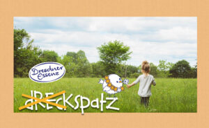 Ein Mädchen läuft auf einer grünen Wiese. Im Hintergrund sind Bäume und Büsche zu erkennen. Auf der linken Seite ist das Dresdner Essenz Logo und darunter das Dreckspatz Logo abgebildet. Auf der rechten Seite des Dreckspatz Logos steht ein kleiner Dreckspatz, der eine Blumenkette umgebunden hat.